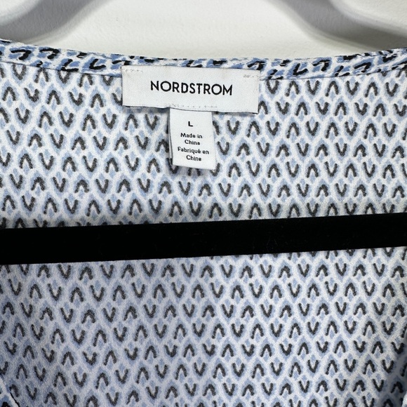 Nordstrom | Blue Patterned V-Neck Blouse | Balloon Sleeve Button-Up Shirt - Picture 6 of 6